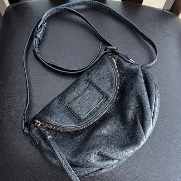 Marc Jacobs Black Pebbled Leather Crossbody Bag with Gold Hardware - Picture 1 of 4